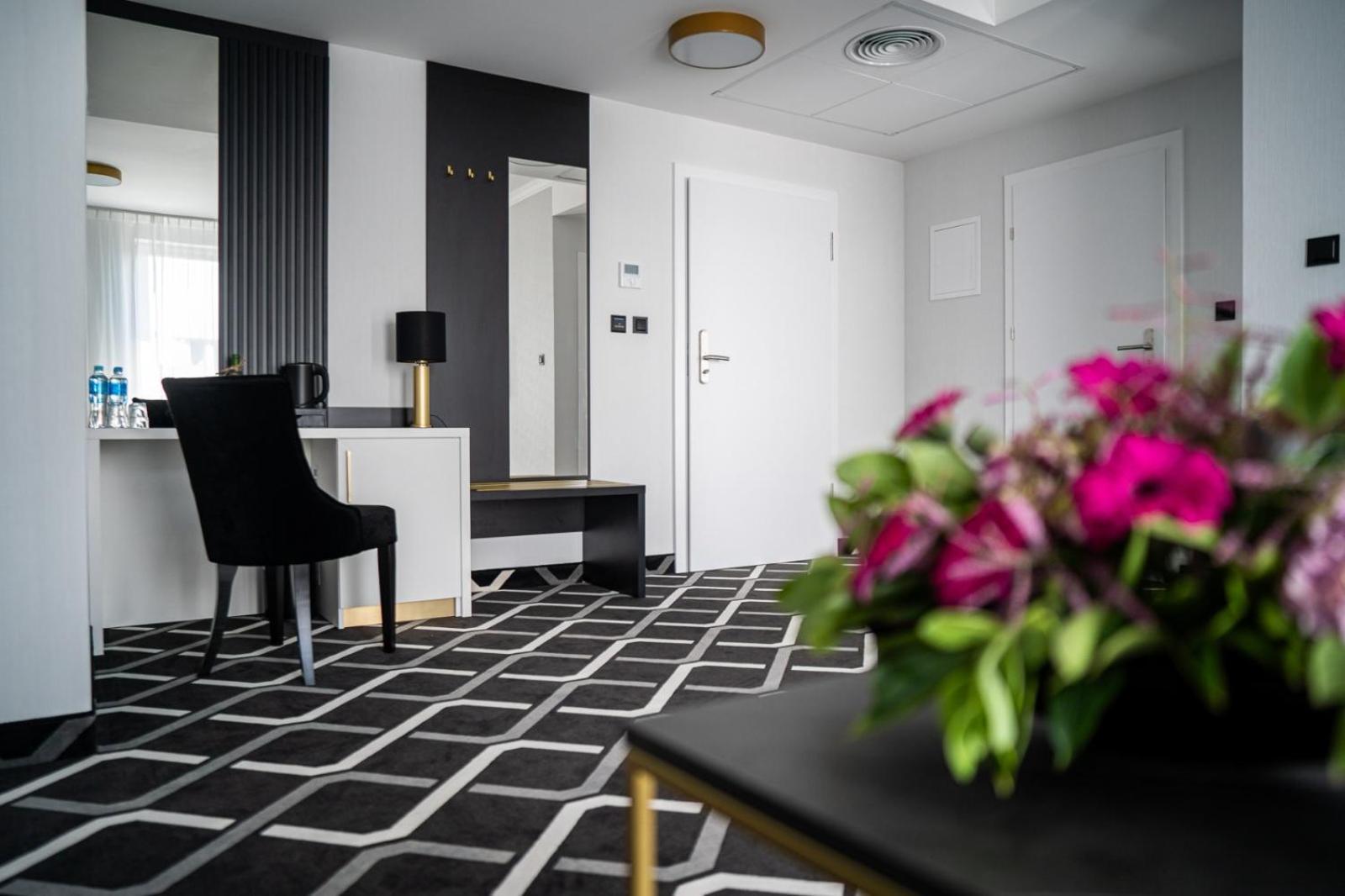 Hotel Lantier Wellness & Spa Битом Екстериор снимка