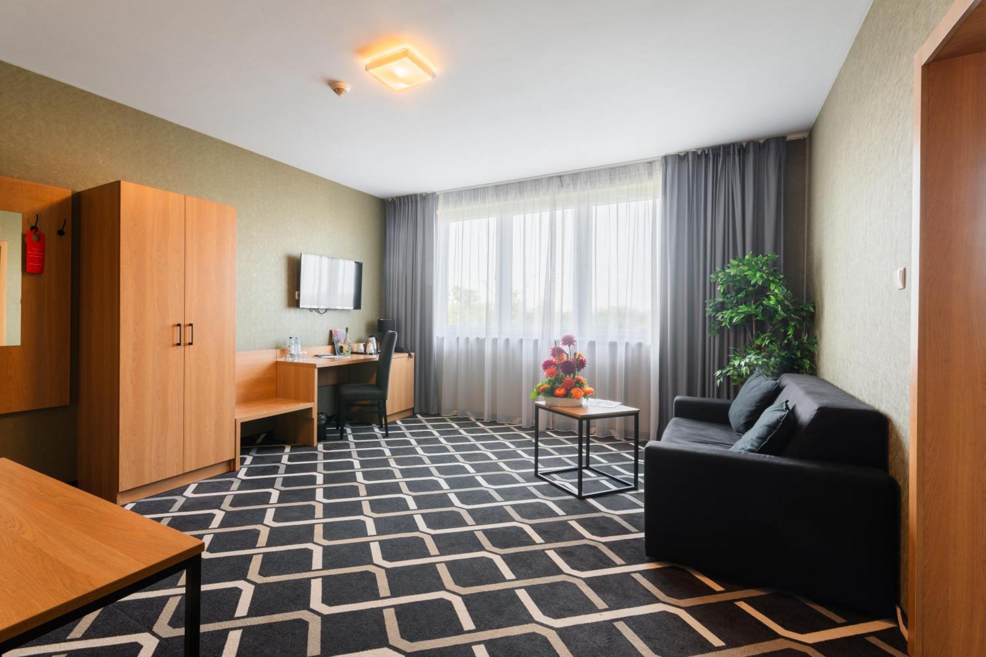 Hotel Lantier Wellness & Spa Битом Екстериор снимка