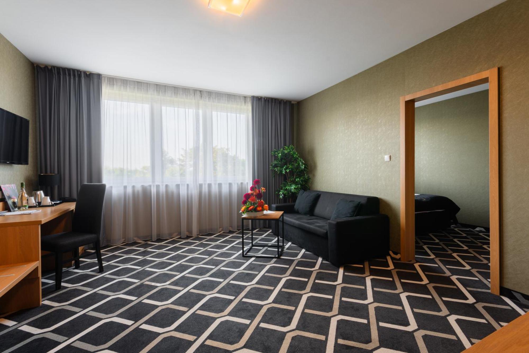 Hotel Lantier Wellness & Spa Битом Екстериор снимка