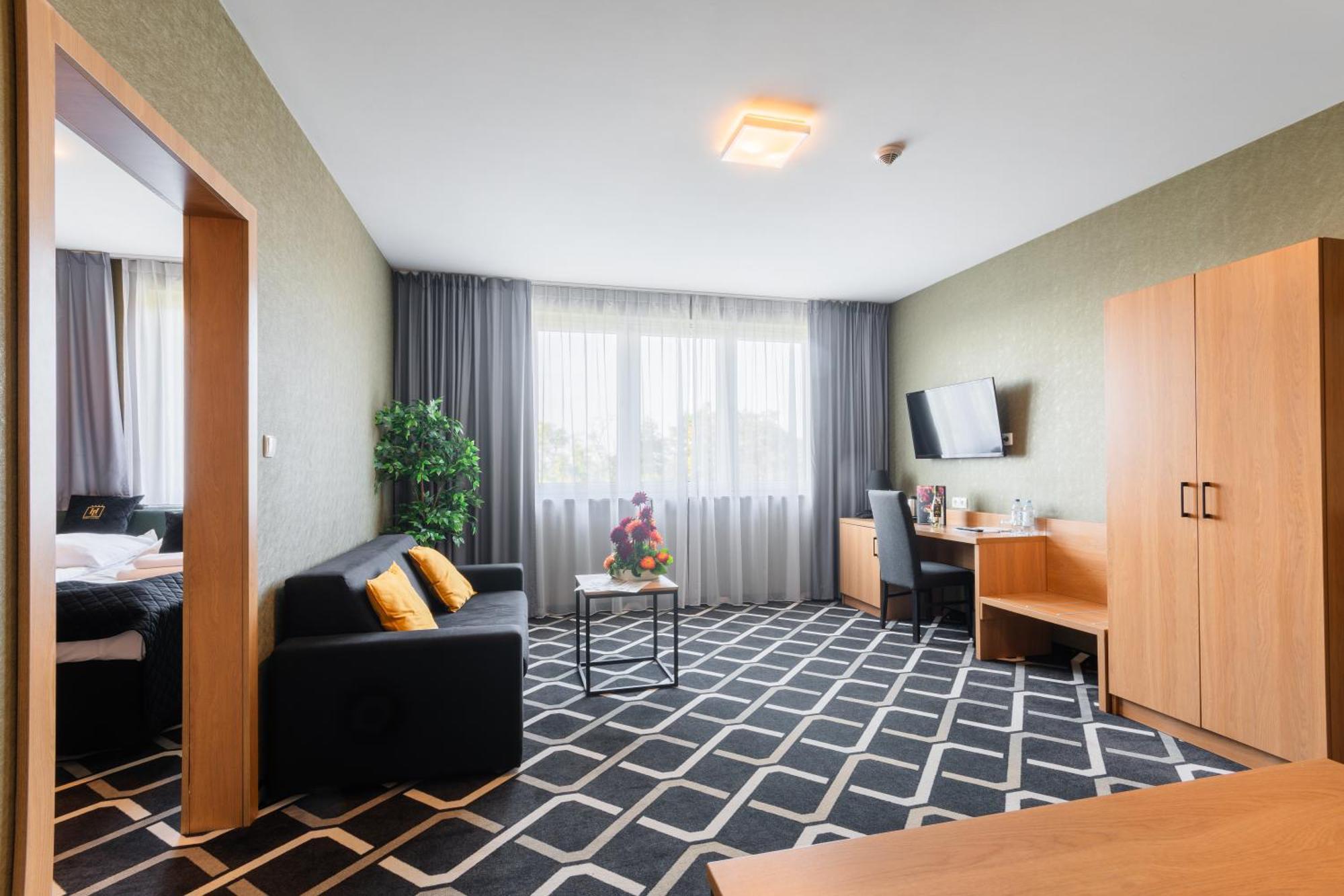 Hotel Lantier Wellness & Spa Битом Екстериор снимка