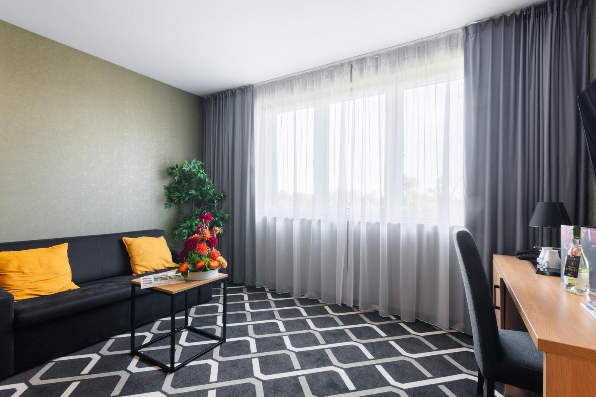 Hotel Lantier Wellness & Spa Битом Екстериор снимка