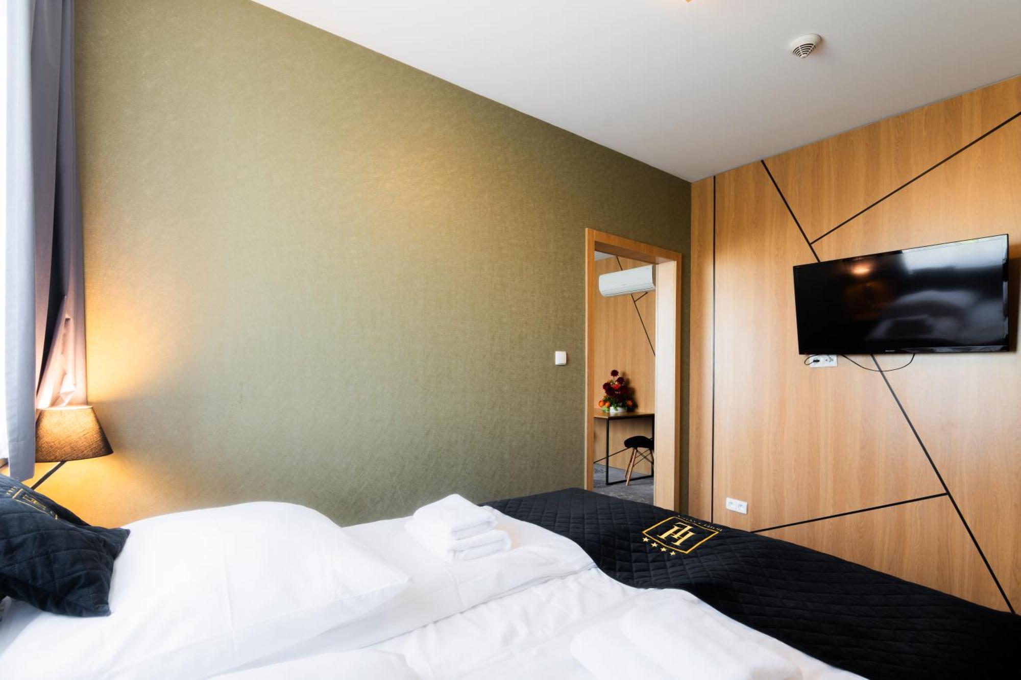 Hotel Lantier Wellness & Spa Битом Екстериор снимка
