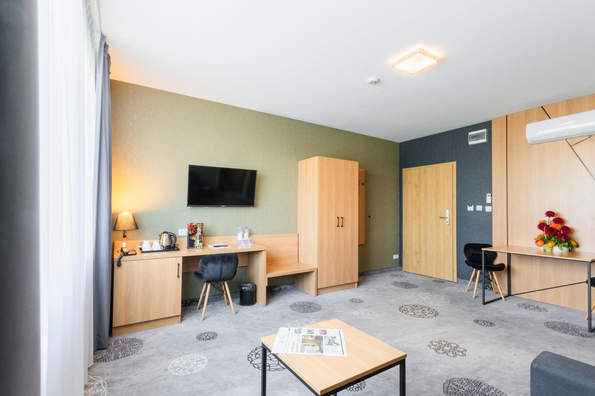 Hotel Lantier Wellness & Spa Битом Екстериор снимка