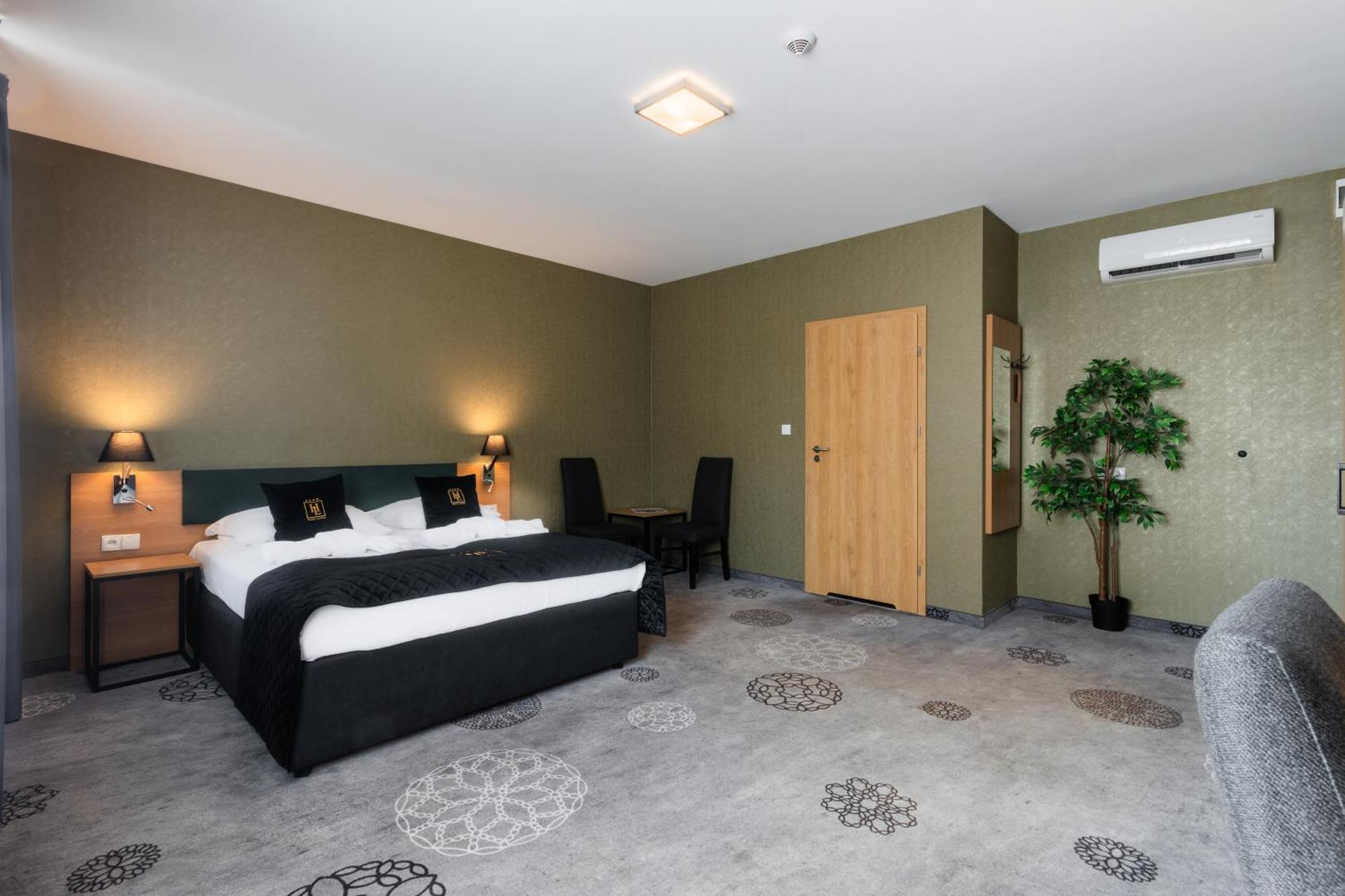 Hotel Lantier Wellness & Spa Битом Екстериор снимка