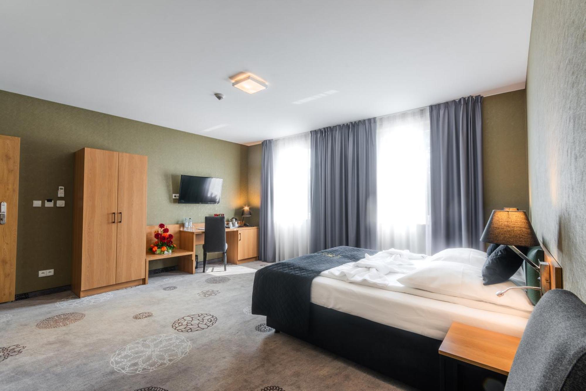 Hotel Lantier Wellness & Spa Битом Екстериор снимка
