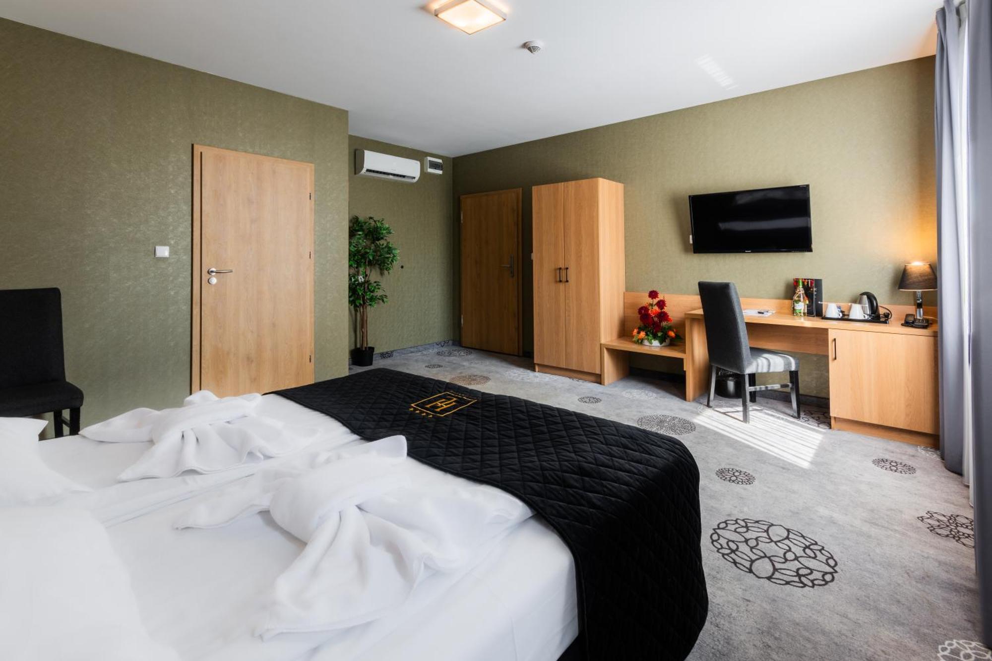 Hotel Lantier Wellness & Spa Битом Екстериор снимка